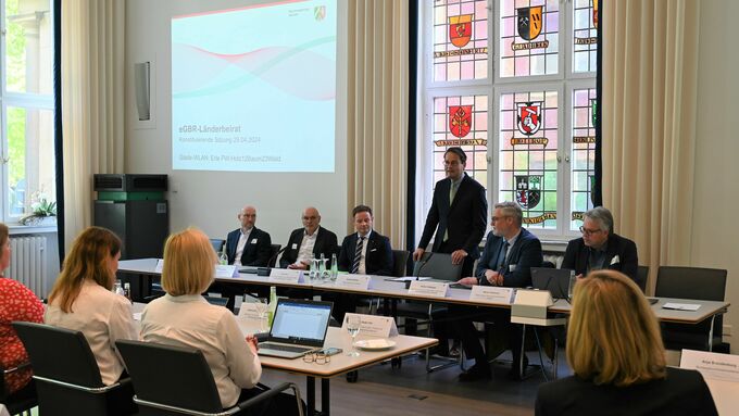 egierungspräsident Andreas Bothe (Mitte) eröffnet die konstituierende Sitzung des eGBR-Länderbeirates.