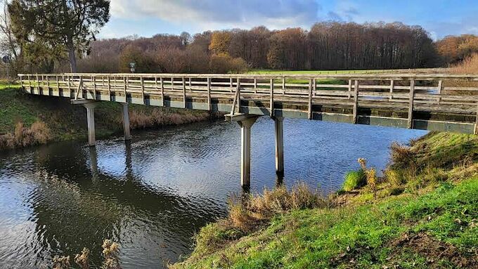 Die bestehende Fußgängerbrücke Hellmann an der Ems erhält einen neuen Brückenüberbau.