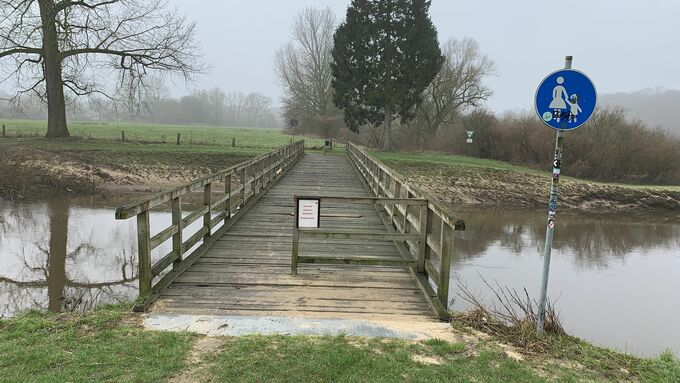 Die bestehende Fußgängerbrücke Hellmann an der Ems erhält einen neuen Brückenüberbau.