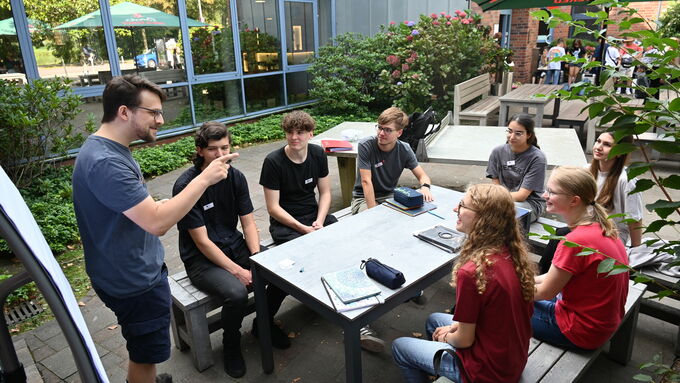 Nach der Begrüßung stürzten sich die Schülerinnen und Schüler sofort mit viele Begeisterung in die verschiedenen Projektgruppen. Eine der insgesamt 15 Gruppen ist hier bei der Vorstellung der Aufgabe zu sehen.