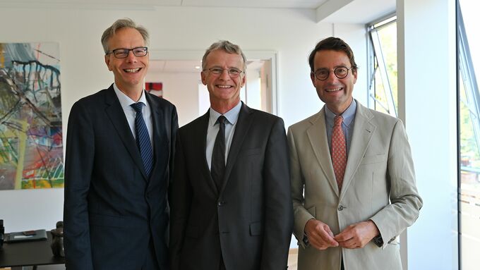 Regierungspräsident Andreas Bothe (r.) und Regierungsvizepräsident Dr. Ansgar Scheipers (l.) verabschieden Abteilungsleiter Bernd König (Mitte)