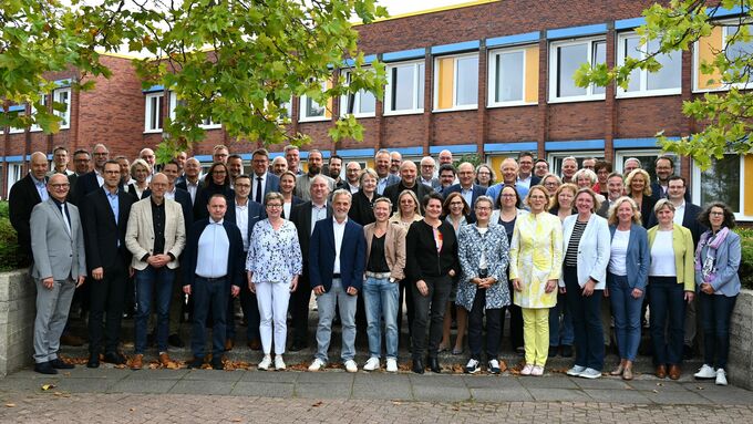 Gruppenfoto der Jubiläumsfeier zu 25 Jahren Berufskolleg im Regierungsbezirk Münster.