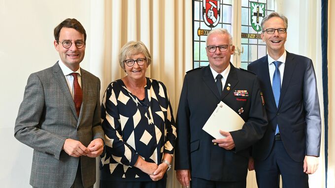 v.l. Regierungspräsident Andreas Bothe, Karin Niehues, Donald Niehues, Regierungsvizepräsident Dr. Ansgar Scheipers