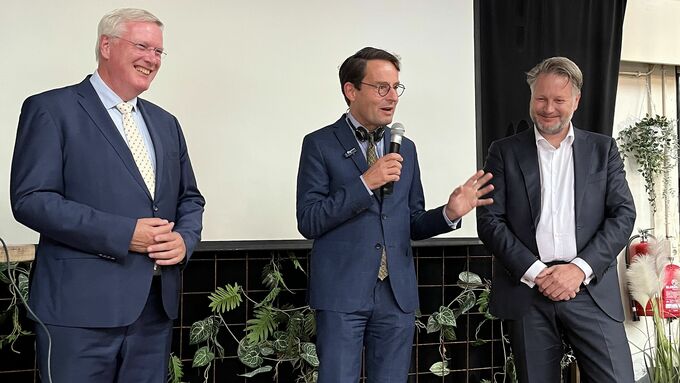 Bei der Eröffnung des Netzwerktreffens „Unsere Talente der Zukunft“: (v.l.) Der Kommissar des Königs, Andries Heidema, von der Provinz Overijssel, Regierungspräsident Andreas Bothe und der Abgeordnete der Provinz Overijssel, Martijn Dadema.