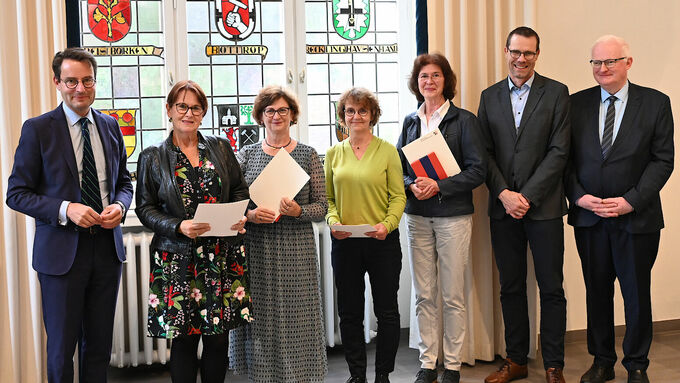 (v.l.) Regierungspräsident Andreas Bothe, Sabine Cristea, Brigitta Neumann, Ulrike Timnik und Petra Schultz, Schulabteilungsleiter Matthias Schmied und Regierungsdirektor Martin Holtmann Niehues.