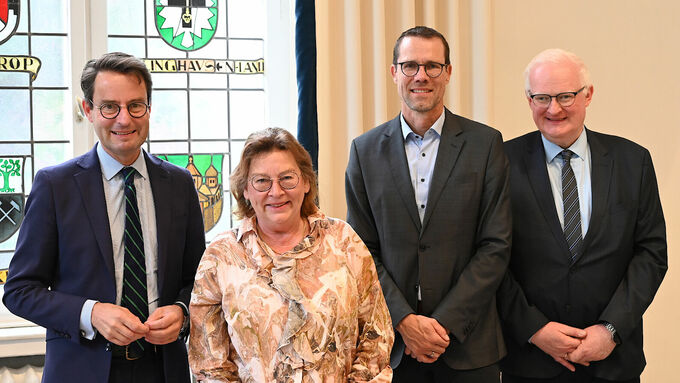 (v.l.) Regierungspräsident Andreas Bothe, Iris Bette, Schulabteilungsleiter Matthias Schmied und Regierungsdirektor Martin Holtmann Niehues.