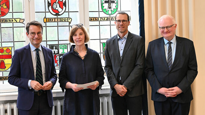 (v.l.) Regierungspräsident Andreas Bothe, Mechthild Althaus, Schulabteilungsleiter Matthias Schmied und Regierungsdirektor Martin Holtmann Niehues.