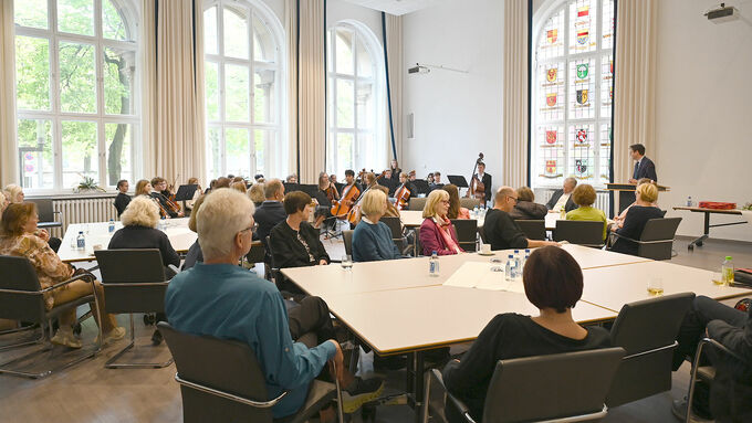 Regierungspräsident Andreas Bothe eröffnet die Feier zum 40. Dienstjubiläum mit einer begrüßenden Rede.