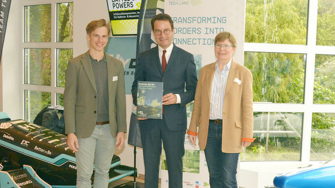 Der Wasserstoffkoordinator der WiN Emscher-Lippe GmbH, Nils Westerveld, Regierungspräsident Andreas Bothe und die Geschäftsführerin der WiN Emscher-Lippe GmbH, Dr. Babette Nieder, stellten die neue Wasserstoffroadmap vor.