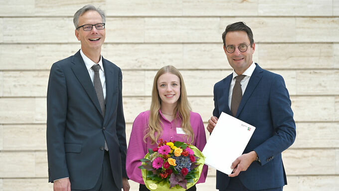 : (v.l.): Regierungsvizepräsident Dr. Ansgar Scheipers, die Preisträgerin des Vincke-Preises 2024 Celine Kleimann und Regierungspräsident Andreas Bothe