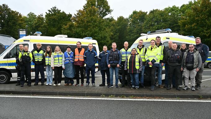 Gemeinsame Verkehrskontrolle von Bezirksregierung, Zoll und Polizei auf der Autobahn 1.