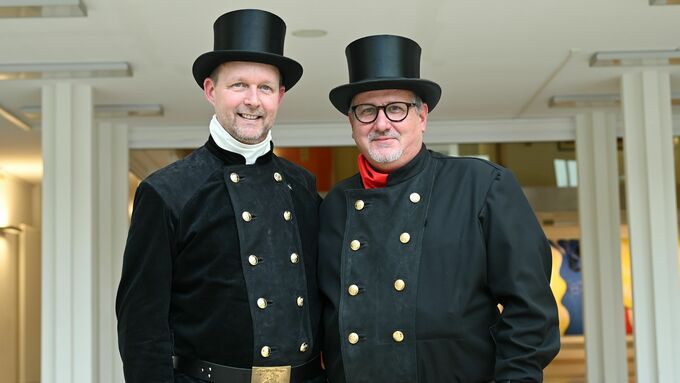 Obermeister Andreas Marschan (l.) gratuliert Markus Idczak (r.) zur Wiederbestellung.